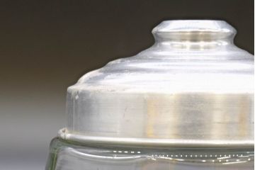 昭和レトロ　当時物　大正〜昭和初期　アルミ蓋　昔懐かしい雰囲気漂うガラス瓶3個セット(キャニスター、ガラスビン、硝子、菓子瓶、フタ付き)(R-076441)