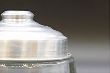 昭和レトロ　当時物　大正〜昭和初期　アルミ蓋　昔懐かしい雰囲気漂うガラス瓶3個セット(キャニスター、ガラスビン、硝子、菓子瓶、フタ付き)(R-076441)