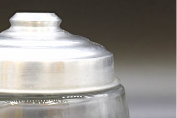 昭和レトロ　当時物　大正〜昭和初期　アルミ蓋　昔懐かしい雰囲気漂うガラス瓶3個セット(キャニスター、ガラスビン、硝子、菓子瓶、フタ付き)(R-076441)