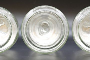 昭和レトロ　当時物　大正〜昭和初期　アルミ蓋　昔懐かしい雰囲気漂うガラス瓶3個セット(キャニスター、ガラスビン、硝子、菓子瓶、フタ付き)(R-076441)
