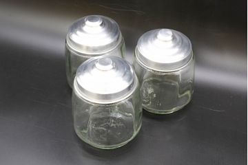昭和レトロ　当時物　大正〜昭和初期　アルミ蓋　昔懐かしい雰囲気漂うガラス瓶3個セット(キャニスター、ガラスビン、硝子、菓子瓶、フタ付き)(R-076442)