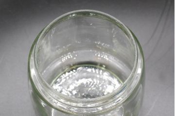 昭和レトロ　当時物　大正〜昭和初期　アルミ蓋　昔懐かしい雰囲気漂うガラス瓶3個セット(キャニスター、ガラスビン、硝子、菓子瓶、フタ付き)(R-076442)