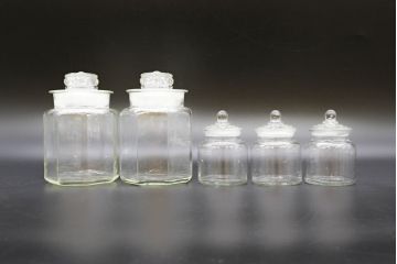 昭和レトロ　大・小　様々な用途に使える蓋付きガラス瓶5個セット(八角、キャニスター、ガラスビン、硝子、菓子瓶、フタ付き)(R-076443)