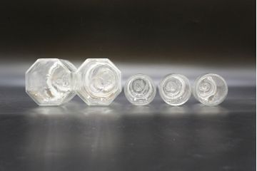 昭和レトロ　大・小　様々な用途に使える蓋付きガラス瓶5個セット(八角、キャニスター、ガラスビン、硝子、菓子瓶、フタ付き)(R-076443)