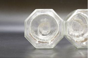 昭和レトロ　大・小　様々な用途に使える蓋付きガラス瓶5個セット(八角、キャニスター、ガラスビン、硝子、菓子瓶、フタ付き)(R-076443)