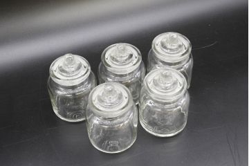 昭和レトロ　様々な用途に使える蓋付きガラス瓶5個セット(キャニスター、ガラスビン、硝子、菓子瓶、フタ付き)(R-076444)