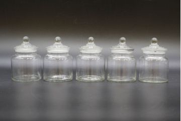 昭和レトロ　様々な用途に使える蓋付きガラス瓶5個セット(キャニスター、ガラスビン、硝子、菓子瓶、フタ付き)(R-076445)