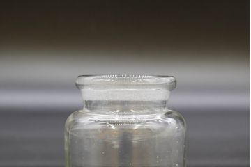 昭和レトロ　様々な用途に使える蓋付きガラス瓶5個セット(キャニスター、ガラスビン、硝子、菓子瓶、フタ付き)(R-076445)