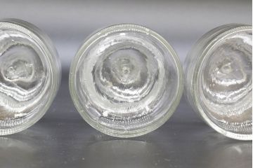 昭和レトロ　様々な用途に使える蓋付きガラス瓶5個セット(キャニスター、ガラスビン、硝子、菓子瓶、フタ付き)(R-076445)