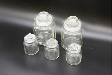 昭和レトロ　大・小　様々な用途に使える蓋付きガラス瓶5個セット(八角、キャニスター、ガラスビン、硝子、菓子瓶、フタ付き)(R-076446)