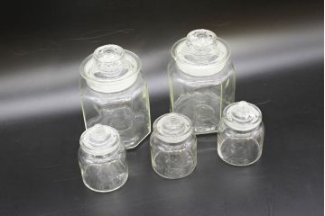 昭和レトロ　大・小　様々な用途に使える蓋付きガラス瓶5個セット(八角、キャニスター、ガラスビン、硝子、菓子瓶、フタ付き)(R-076446)