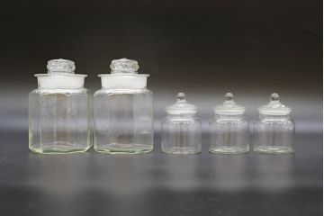 昭和レトロ　大・小　様々な用途に使える蓋付きガラス瓶5個セット(八角、キャニスター、ガラスビン、硝子、菓子瓶、フタ付き)(R-076446)