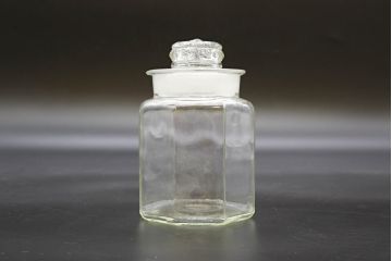 昭和レトロ　大・小　様々な用途に使える蓋付きガラス瓶5個セット(八角、キャニスター、ガラスビン、硝子、菓子瓶、フタ付き)(R-076446)