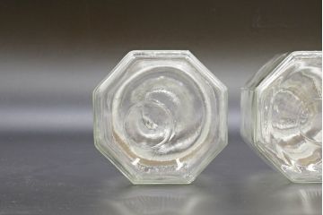 昭和レトロ　大・小　様々な用途に使える蓋付きガラス瓶5個セット(八角、キャニスター、ガラスビン、硝子、菓子瓶、フタ付き)(R-076446)