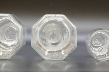 昭和レトロ　大・小　様々な用途に使える蓋付きガラス瓶5個セット(八角、キャニスター、ガラスビン、硝子、菓子瓶、フタ付き)(R-076446)