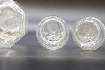 昭和レトロ　大・小　様々な用途に使える蓋付きガラス瓶5個セット(八角、キャニスター、ガラスビン、硝子、菓子瓶、フタ付き)(R-076446)