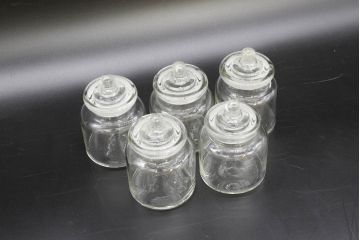 昭和レトロ　様々な用途に使える蓋付きガラス瓶5個セット(キャニスター、ガラスビン、硝子、菓子瓶、フタ付き)(R-076447)