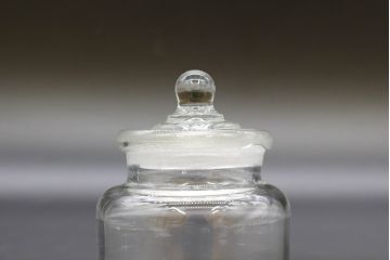 昭和レトロ　様々な用途に使える蓋付きガラス瓶5個セット(キャニスター、ガラスビン、硝子、菓子瓶、フタ付き)(R-076447)