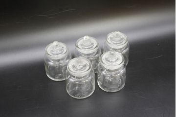昭和レトロ　様々な用途に使える蓋付きガラス瓶5個セット(キャニスター、ガラスビン、硝子、菓子瓶、フタ付き)(R-076448)
