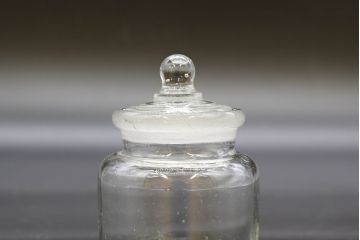 昭和レトロ　様々な用途に使える蓋付きガラス瓶5個セット(キャニスター、ガラスビン、硝子、菓子瓶、フタ付き)(R-076448)