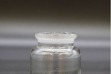 昭和レトロ　様々な用途に使える蓋付きガラス瓶5個セット(キャニスター、ガラスビン、硝子、菓子瓶、フタ付き)(R-076448)