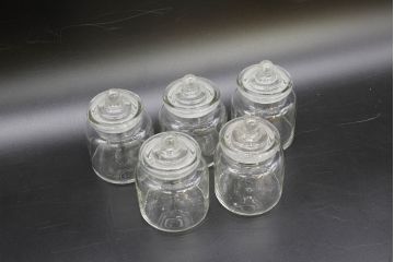 昭和レトロ　様々な用途に使える蓋付きガラス瓶5個セット(キャニスター、ガラスビン、硝子、菓子瓶、フタ付き)(R-076450)
