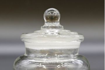 昭和レトロ　様々な用途に使える蓋付きガラス瓶5個セット(キャニスター、ガラスビン、硝子、菓子瓶、フタ付き)(R-076450)