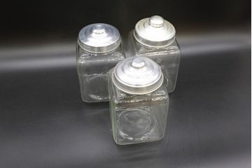 アンティーク雑貨　当時物　デッドストック　アルミ蓋　レトロな雰囲気を醸し出すガラス瓶3個セット(角型、角瓶、キャニスター、ガラスビン、菓子瓶)(R-076451)