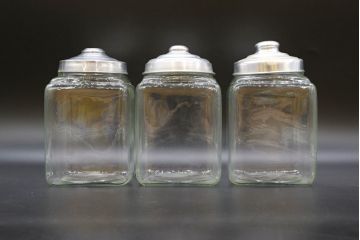 アンティーク雑貨　当時物　デッドストック　アルミ蓋　レトロな雰囲気を醸し出すガラス瓶3個セット(角型、角瓶、キャニスター、ガラスビン、菓子瓶)(R-076451)