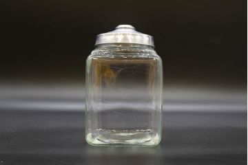 アンティーク雑貨　当時物　デッドストック　アルミ蓋　レトロな雰囲気を醸し出すガラス瓶3個セット(角型、角瓶、キャニスター、ガラスビン、菓子瓶)(R-076451)