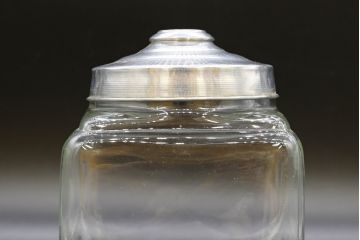 アンティーク雑貨　当時物　デッドストック　アルミ蓋　レトロな雰囲気を醸し出すガラス瓶3個セット(角型、角瓶、キャニスター、ガラスビン、菓子瓶)(R-076451)