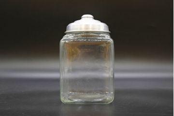 アンティーク雑貨　当時物　デッドストック　アルミ蓋　レトロな雰囲気を醸し出すガラス瓶3個セット(角型、角瓶、キャニスター、ガラスビン、菓子瓶)(R-076451)