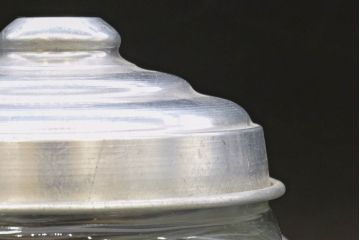 アンティーク雑貨　当時物　デッドストック　アルミ蓋　レトロな雰囲気を醸し出すガラス瓶3個セット(角型、角瓶、キャニスター、ガラスビン、菓子瓶)(R-076451)
