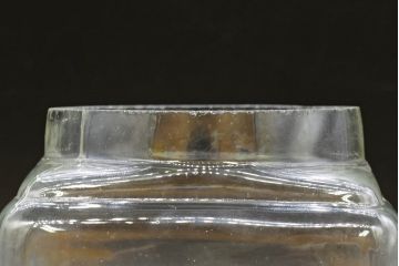 アンティーク雑貨　当時物　デッドストック　アルミ蓋　レトロな雰囲気を醸し出すガラス瓶3個セット(角型、角瓶、キャニスター、ガラスビン、菓子瓶)(R-076451)