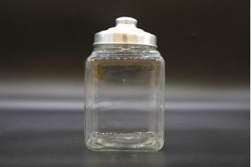 アンティーク雑貨　当時物　デッドストック　アルミ蓋　レトロな雰囲気を醸し出すガラス瓶3個セット(角型、角瓶、キャニスター、ガラスビン、菓子瓶)(R-076451)