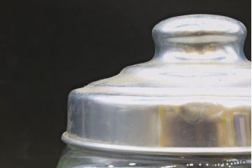 アンティーク雑貨　当時物　デッドストック　アルミ蓋　レトロな雰囲気を醸し出すガラス瓶3個セット(角型、角瓶、キャニスター、ガラスビン、菓子瓶)(R-076451)