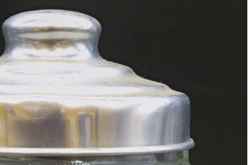 アンティーク雑貨　当時物　デッドストック　アルミ蓋　レトロな雰囲気を醸し出すガラス瓶3個セット(角型、角瓶、キャニスター、ガラスビン、菓子瓶)(R-076451)