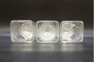 アンティーク雑貨　当時物　デッドストック　アルミ蓋　レトロな雰囲気を醸し出すガラス瓶3個セット(角型、角瓶、キャニスター、ガラスビン、菓子瓶)(R-076451)