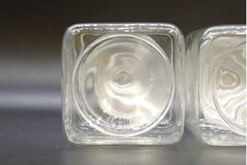 アンティーク雑貨　当時物　デッドストック　アルミ蓋　レトロな雰囲気を醸し出すガラス瓶3個セット(角型、角瓶、キャニスター、ガラスビン、菓子瓶)(R-076451)