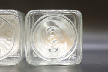 アンティーク雑貨　当時物　デッドストック　アルミ蓋　レトロな雰囲気を醸し出すガラス瓶3個セット(角型、角瓶、キャニスター、ガラスビン、菓子瓶)(R-076451)