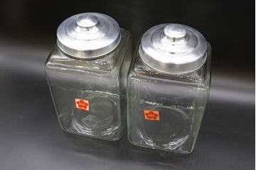 アンティーク雑貨　当時物　デッドストック　アルミ蓋　レトロな雰囲気たっぷりのガラス瓶2個セット(角型、角瓶、キャニスター、硝子、ガラスビン、菓子瓶、フタ付き)(R-076452)