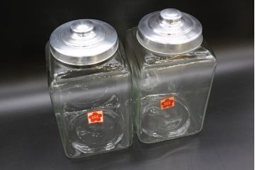 アンティーク雑貨　当時物　デッドストック　アルミ蓋　レトロな雰囲気たっぷりのガラス瓶2個セット(角型、角瓶、キャニスター、硝子、ガラスビン、菓子瓶、フタ付き)(R-076452)