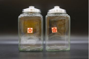 アンティーク雑貨　当時物　デッドストック　アルミ蓋　レトロな雰囲気たっぷりのガラス瓶2個セット(角型、角瓶、キャニスター、硝子、ガラスビン、菓子瓶、フタ付き)(R-076452)