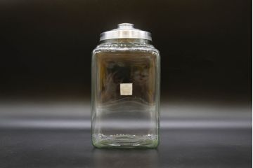 アンティーク雑貨　当時物　デッドストック　アルミ蓋　レトロな雰囲気たっぷりのガラス瓶2個セット(角型、角瓶、キャニスター、硝子、ガラスビン、菓子瓶、フタ付き)(R-076452)