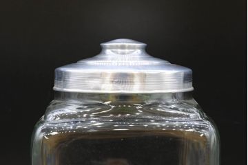 アンティーク雑貨　当時物　デッドストック　アルミ蓋　レトロな雰囲気たっぷりのガラス瓶2個セット(角型、角瓶、キャニスター、硝子、ガラスビン、菓子瓶、フタ付き)(R-076452)