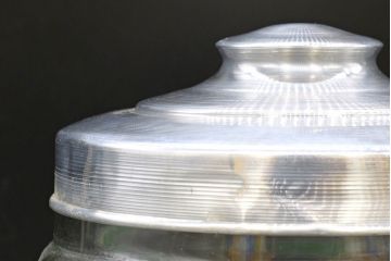 アンティーク雑貨　当時物　デッドストック　アルミ蓋　レトロな雰囲気たっぷりのガラス瓶2個セット(角型、角瓶、キャニスター、硝子、ガラスビン、菓子瓶、フタ付き)(R-076452)