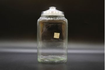 アンティーク雑貨　当時物　デッドストック　アルミ蓋　レトロな雰囲気たっぷりのガラス瓶2個セット(角型、角瓶、キャニスター、硝子、ガラスビン、菓子瓶、フタ付き)(R-076452)