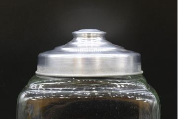 アンティーク雑貨　当時物　デッドストック　アルミ蓋　レトロな雰囲気たっぷりのガラス瓶2個セット(角型、角瓶、キャニスター、硝子、ガラスビン、菓子瓶、フタ付き)(R-076452)