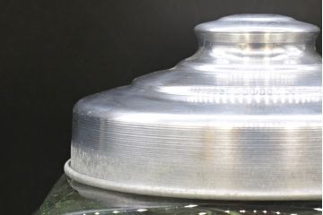 アンティーク雑貨　当時物　デッドストック　アルミ蓋　レトロな雰囲気たっぷりのガラス瓶2個セット(角型、角瓶、キャニスター、硝子、ガラスビン、菓子瓶、フタ付き)(R-076452)