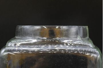 アンティーク雑貨　当時物　デッドストック　アルミ蓋　レトロな雰囲気たっぷりのガラス瓶2個セット(角型、角瓶、キャニスター、硝子、ガラスビン、菓子瓶、フタ付き)(R-076452)